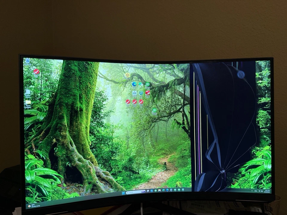 Samsung Oddesy Neo G8 OLED 240fps Fully Functional but with crack in middle - Image 4 of 4