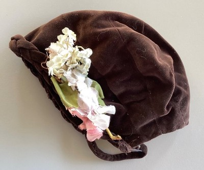 Alte große Puppenmütze aus Samt mit Blumen verziert Stoffe
