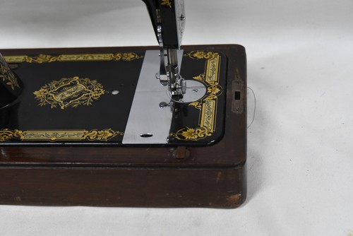 Vintage SINGER 28K Sewing Machine Hand Crank 1930s with Case, Key ++ - Antique - Picture 12 of 24
