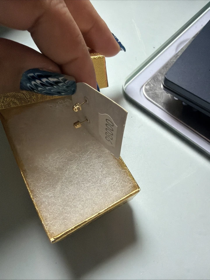 Betsey Johnson Fuchsia 心形苹果耳钉,全新带盒  — 第 3/4 张图片