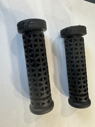 ! NOS AME Triangles Bubble Font Grips Wire Groove Old School BMX MTB ATB Tri - Picture 2 of 5