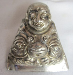 ANTIQUE CHINESE SILVER REPOUSSE IMMORTAL SITTING HAT TALISMAN/ ORNAMENT