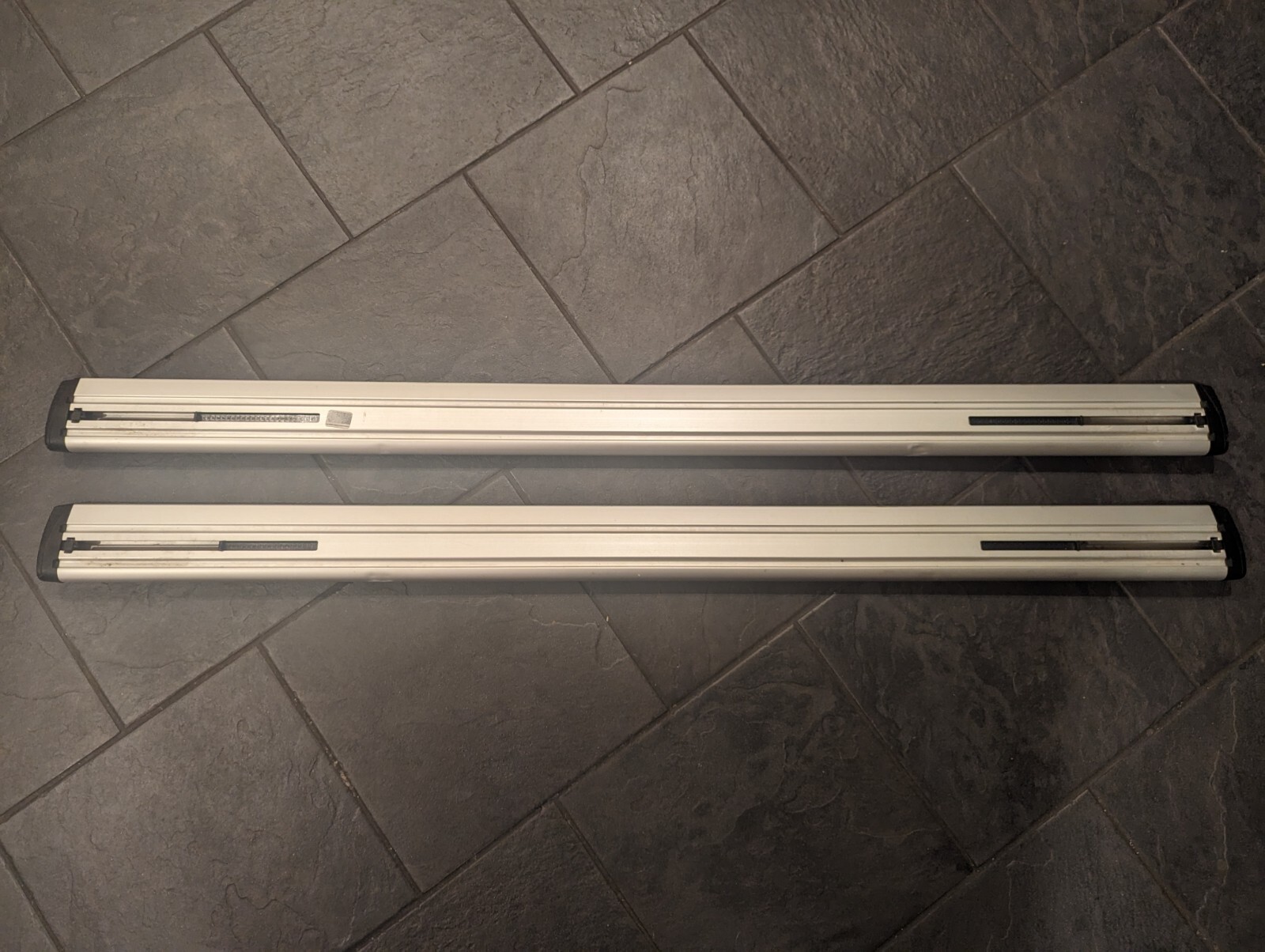 Thule ARB47 47 Inch AeroBlade Load Bars (Pair) Roof Rack System Good