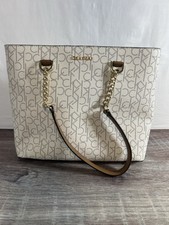 Borsa Calvin Klein Hayden grande firmata catena bianca marrone chiaro