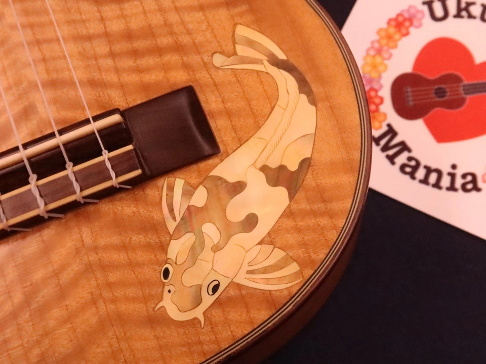Alulu fechado! Concerto de bordo encaracolado sólido com incrustação de carpa com Mike Ukulele #5477 - Imagem 2 de 4