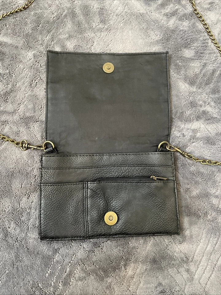 Bandolera pequeña Mossimo imitación cuero negro tachonada con correa de cadena RN#17730 Foto 3 de 4