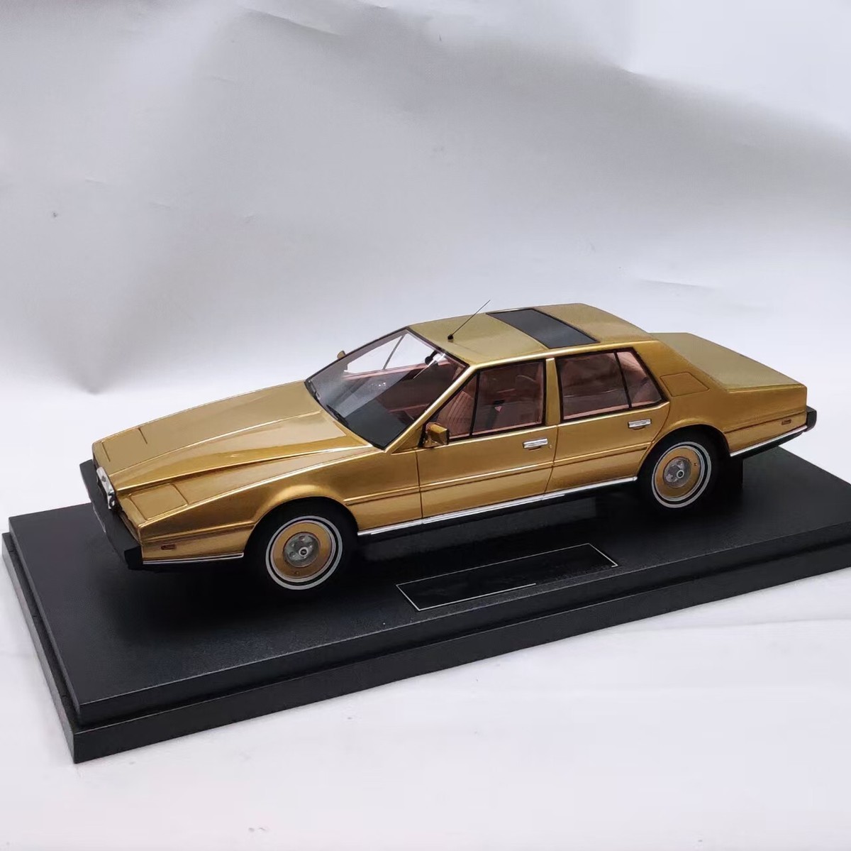 PMC Resin Model Car 1/18 Aston Martin Lagonda 1986 Gold limited