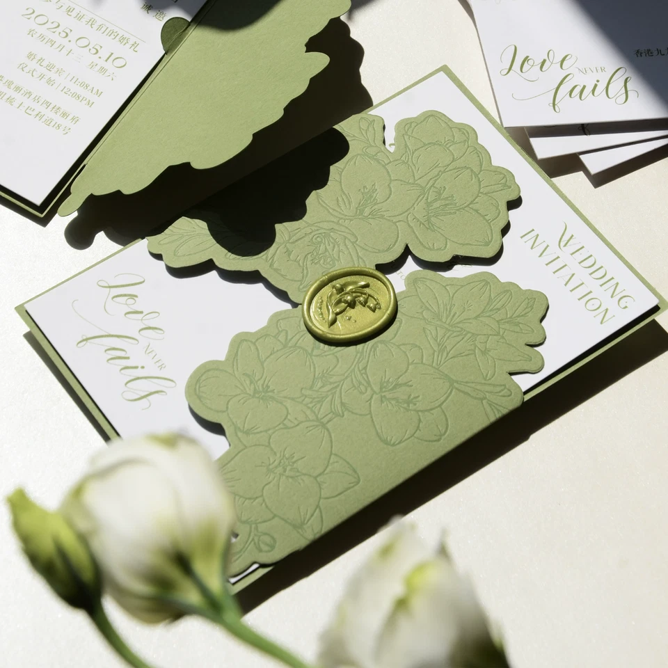 Traje de cubierta de tarjetas de invitación de boda estilo europeo tipografía personalizado verde Foto 3 de 4