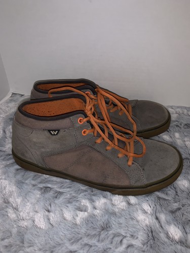 Brown suede canvas skateboarding shoes 