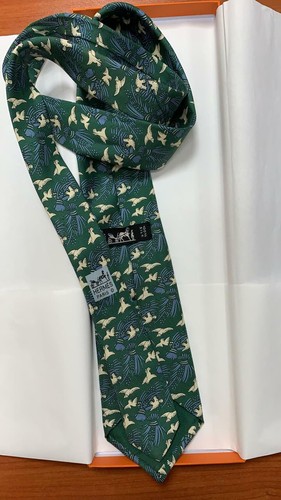 BRAND NEW. HERMES 100% SILK TIE COLOR - BOTTLE GREEN WITH DOVE THEME - Picture 3 of 3
