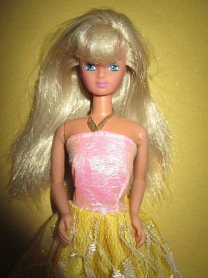 B-2068) SÜSSE ALTE BLONDE VINTAGE NO NAME DOLL VINTAGE-KLEID+OFFENE HOHE SCHUHE