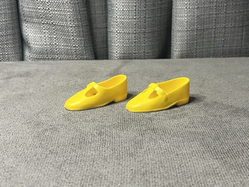 Muñeca Chrissy Ideal de Colección Zapatos con Correa en T Juguete Amarillo Años 70 Foto 4 de 4