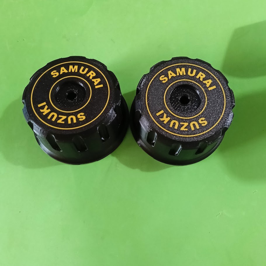 COPPIA TAPPO COPRIMOZZO NERO LOGO BIANCO PER SUZUKI SAMURAI SANTANA SJ410 SJ413