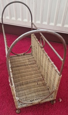 Vintage Zeitungs-/Zeitungsständer aus Korbgeflecht & Metall