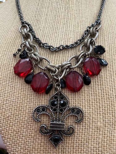 Collar de cuentas rojas y negras con colgante de flor de lis - Imagen 1 de 11