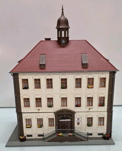 Faller H0 130924 Ayuntamiento de pequeña ciudad con iluminación interior modelo terminado | Zustand: Gebraucht