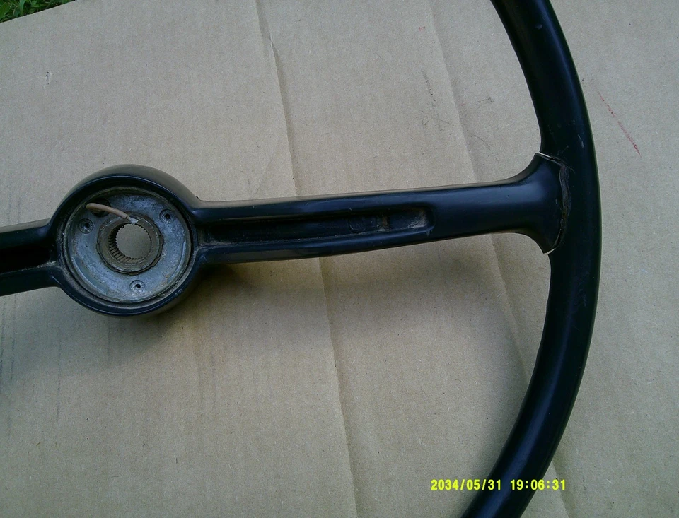 1968-1972 VW VOLKSWAGEN BEETLE BUG STEERING WHEEL VINTAGE - Image 4 of 4