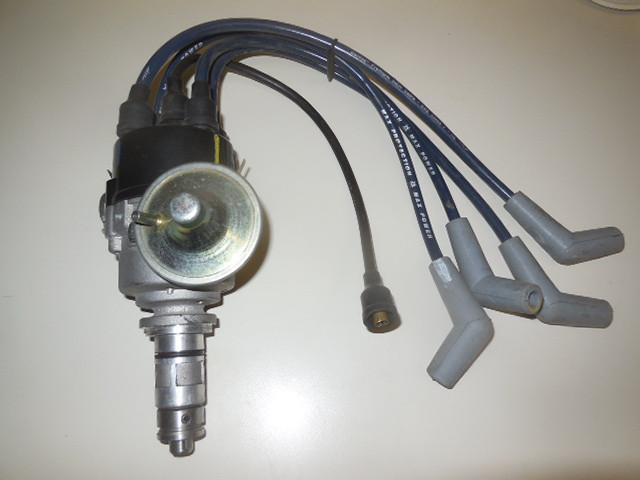 TRIUMPH, MG, MORRIS, LOTUS, METROPOLITAN LUCAS DISTRIBUTOR W/ CAP AND NICE WIRES