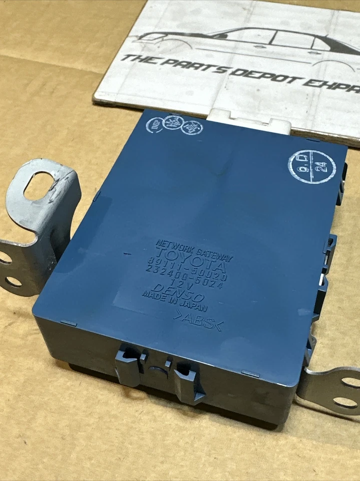 Network Gateway Control Unit 2001-2004 Lexus LS430 OEM 89111-50020 - Image 4 of 4