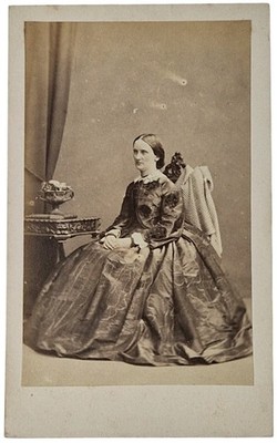 CDV DAME NAMENS MRS MALET IM MOIRE MUSTER KLEID ANTIKES FOTO HERR KILBURN LONDON