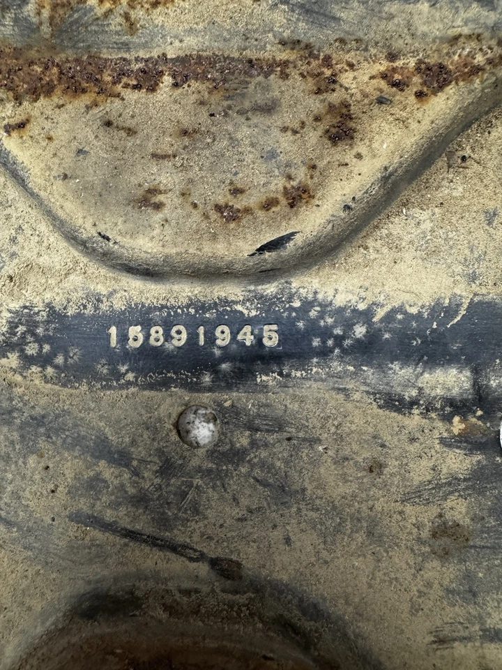 Bandeja de batería clásica Chevy Silverado 1999-2007 lado del conductor izquierda OEM 15891945 Foto 2 de 4