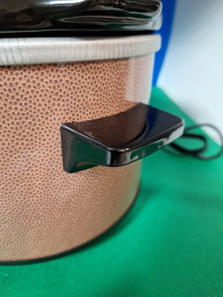 Elite Cuisine 1.5qt Slow Cooker--Football-Model MST-250FB - Изображение 4 из 4