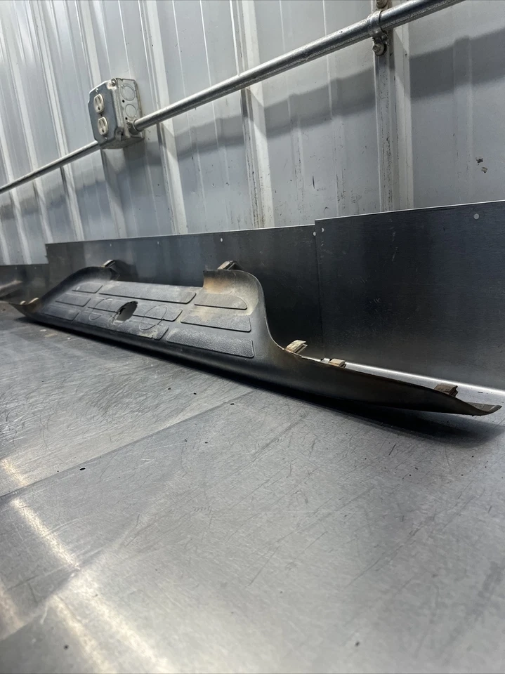 1999-2006 Chevrolet Silverado 1500 Lower Bumper Step Pad Center 12335696 OEM — 第 3/4 张图片