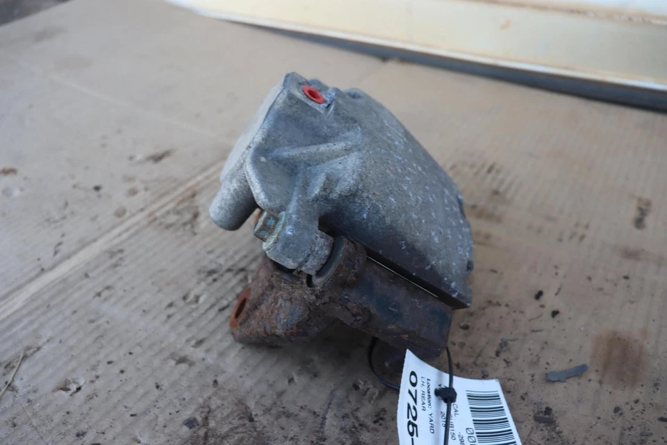 Pinça de freio traseira esquerda 2007-2020 CHEVY/GMC SUBURBAN 1500 FABRICANTE DE EQUIPAMENTO ORIGINAL - Imagem 3 de 4