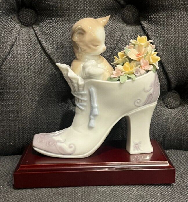 Lladro "A Cozy Fit" Qute Cat In A Shoe Porcelana Estatuilla #6743 Base Madera España
