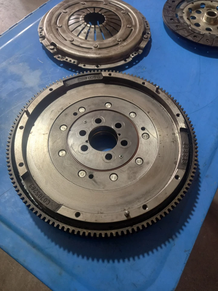 volano di massa frizione Volkswagen Golf 5 1.9 Tdi Ricambio usato - Immagine 2 di 4