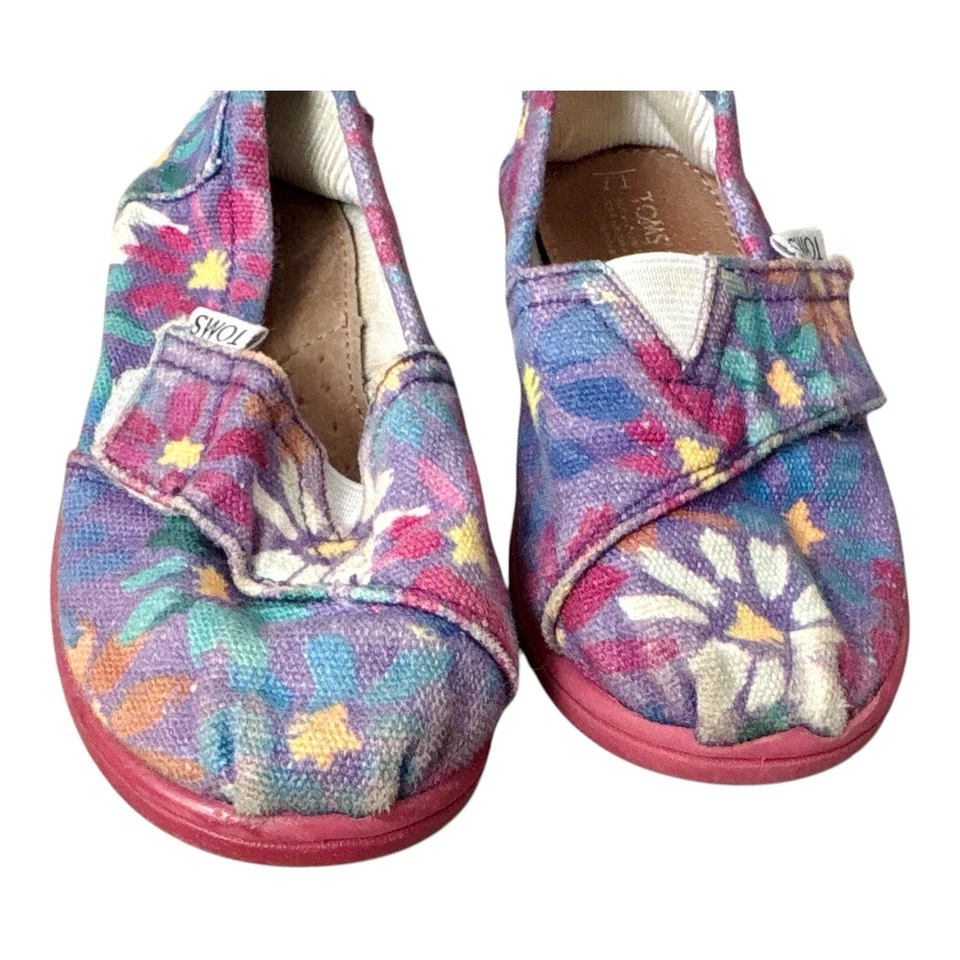 Sapatos rasos TOMS infantil feminino tamanho 7 T estampa floral lona parte superior baixa - Imagem 4 de 4