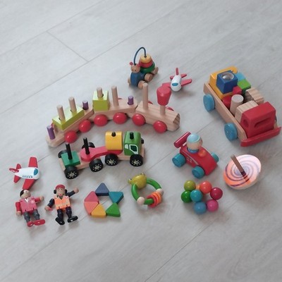 Box mit Holz Spielzeug, Kreisel, Zug, LKW, Auto, Flugzeug, u.a. Haba