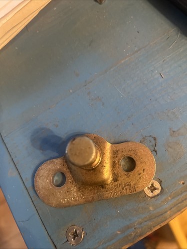 VW Golf 3 Original Schließbolzen Heckklappe 1H6827511