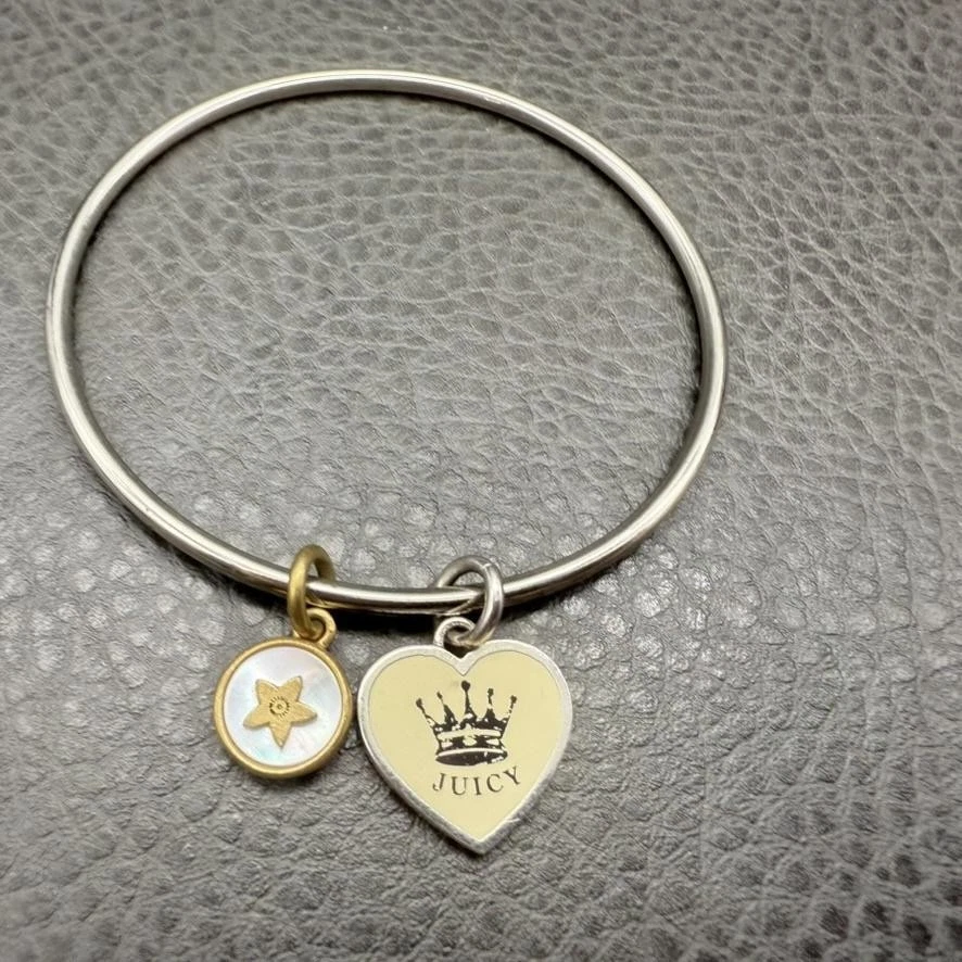 Pulseira Juicy Couture amuleto coroa coração joia feminina tom prata 8" - Imagem 2 de 4