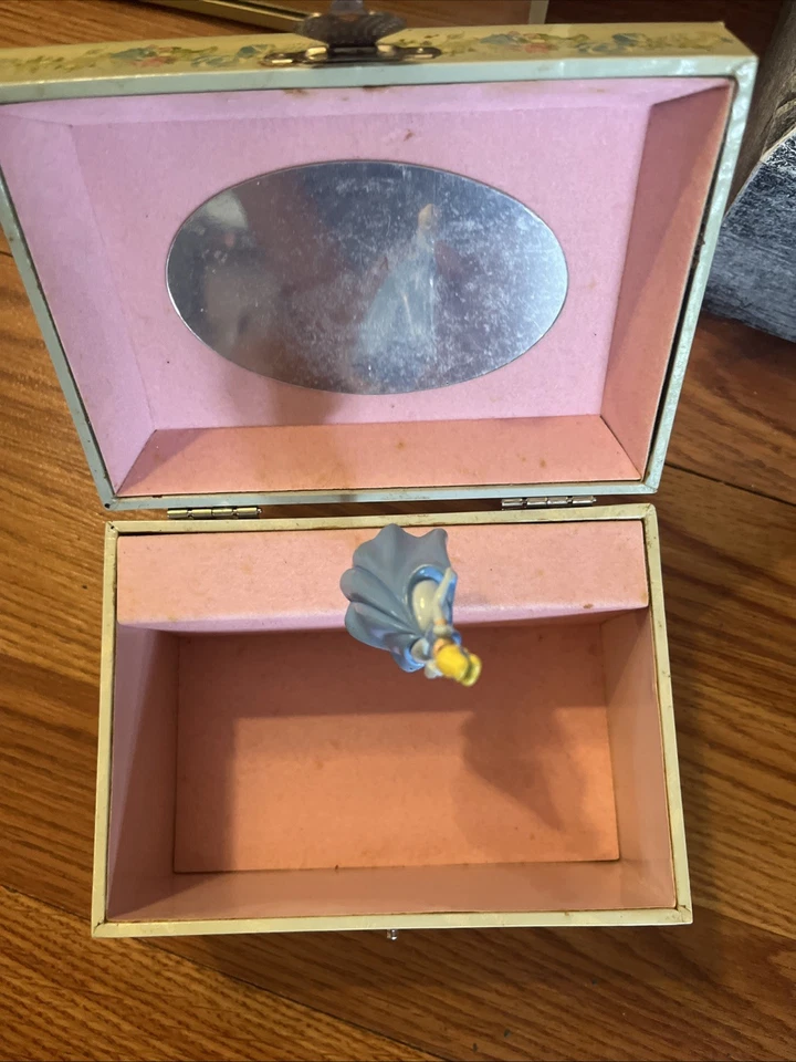 Винтажная шкатулка для украшений Disney Princess Cinderella RN#97208 играет музыку - Изображение 3 из 4
