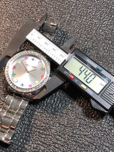 Steve Madden Herrenuhr 44mm SMW221 silberfarben für Batterie/Reparatur oder Teile - Bild 3 von 15