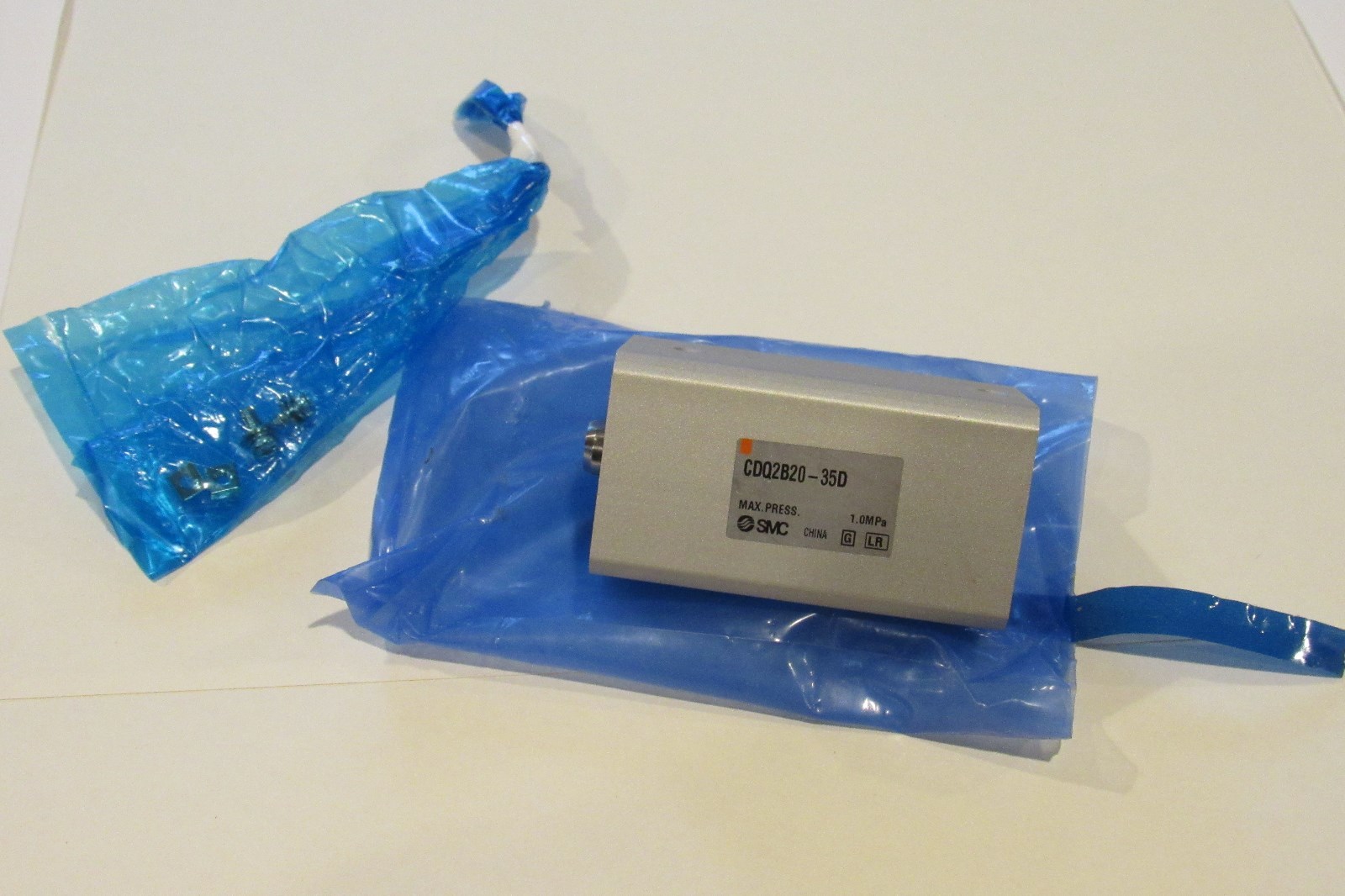 New SMC CDQ2B20-35D Cylinder Free Shipping!!