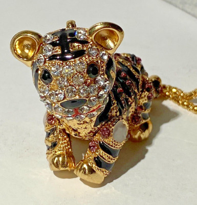 BETSEY JOHNSON ADORABLE LAVENDER CRYSTAL WHITE ENAMEL TIGER CUB MOVABLE PENDANT