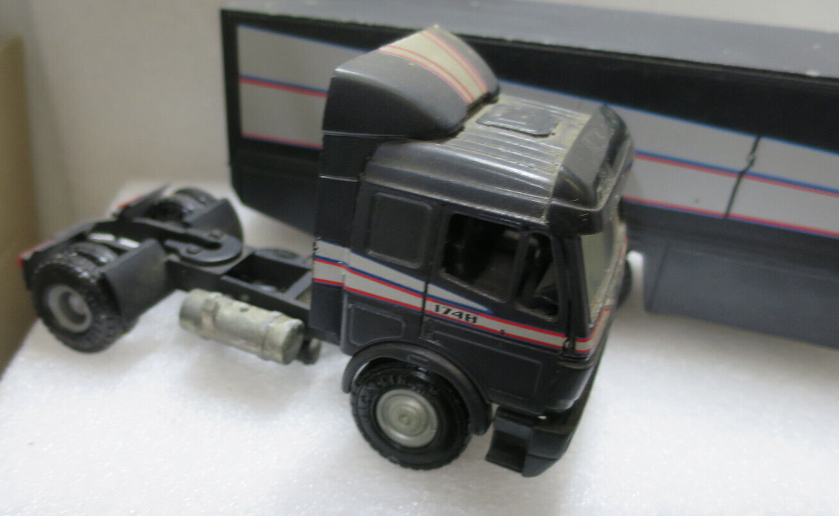NZG MERCEDES BENZ Lkw mit Kofferaufbau in Maßstab 1:43. EUR 35,00