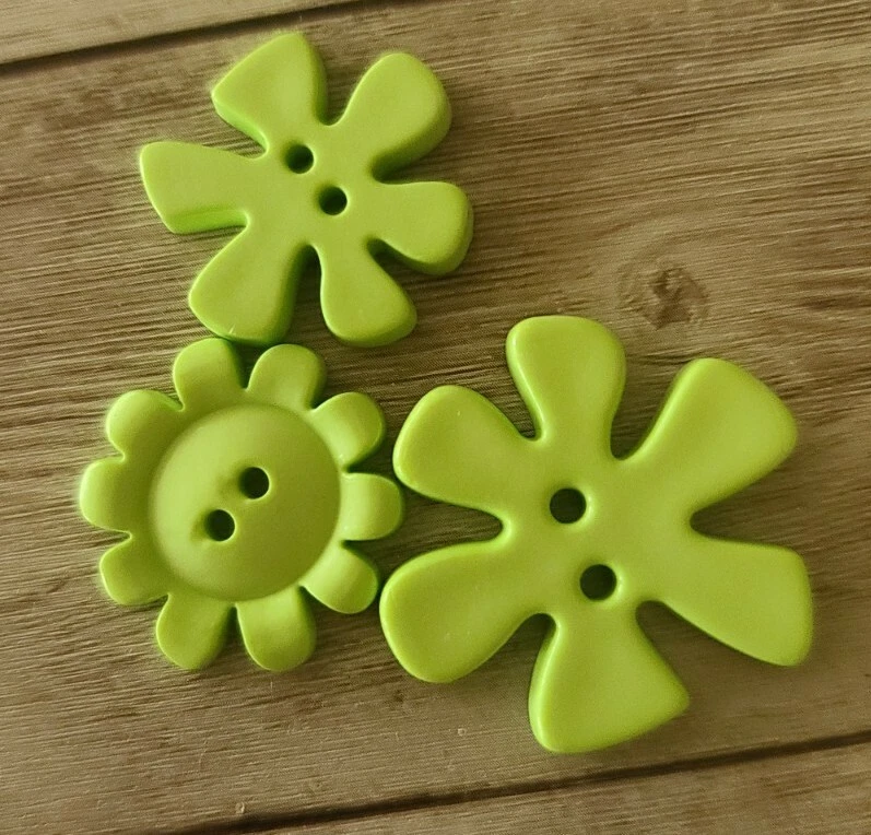 Bag of 16 Plastic Buttons ~ Multicolored ~ Various Sizes ~ Decorative Buttons - Image 2 of 4