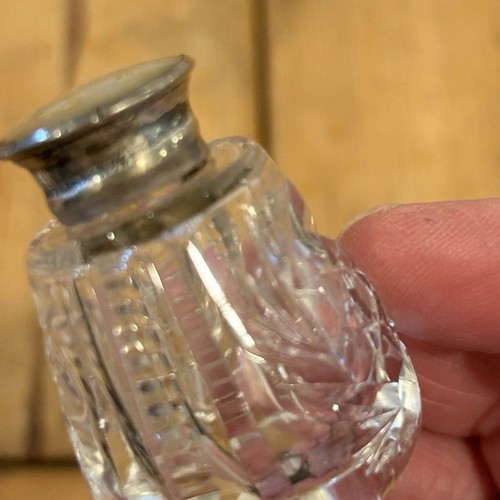 Antica coppia shaker sale e pepe cristallo 3" con cappuccio argento sterling MOP - Foto 6 di 6