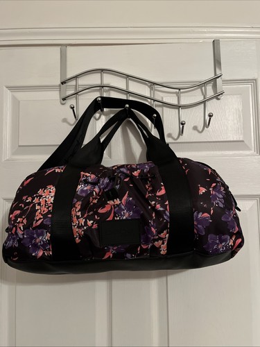 Neu!!! BEBE Sport Reisetasche lila bunt Blumen Sporttasche Arbeitstasche - Bild 2 von 15