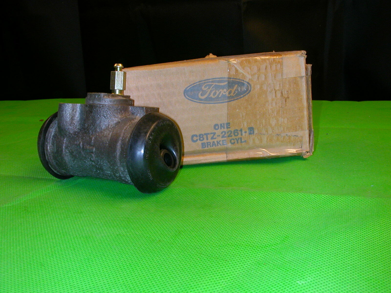 C8TZ2261B C8TZ2261B Ford rear wheel cylinder 196779 Truck F100 F150