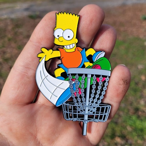 Pin de golf de disco - accesorio de bolsa perfecto. Gráficos divertidos y detallados. Pin de estante superior - Imagen 2 de 3