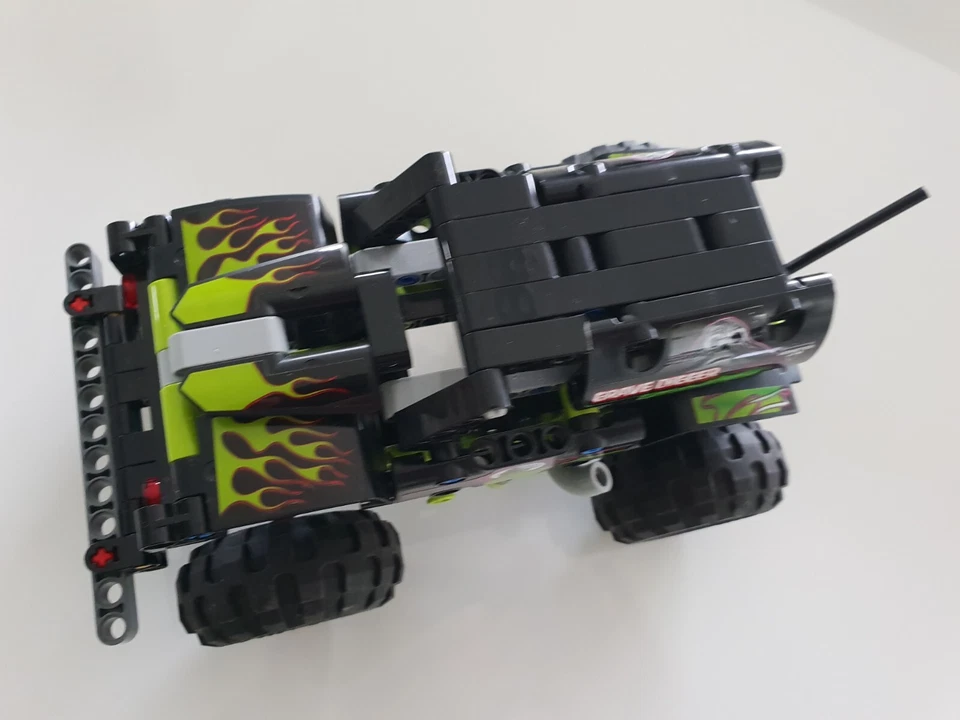 LEGO Technic 42118 Monster Jam Grave Digger, photo 4 sur 5