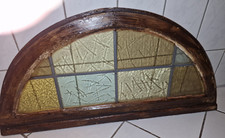 altes Holzfenster mit Buntgläser Bleiverglasung Rundbogenfenster Buntglasfenster