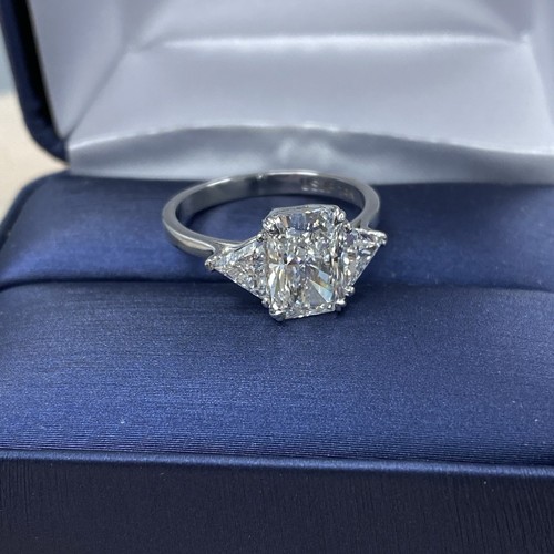 Bague de fiançailles 2,72 ctw coupe rayonnante E-VVS2 IGI diamant cultivé en laboratoire 3 pierres 14 carats - Photo 8 sur 9