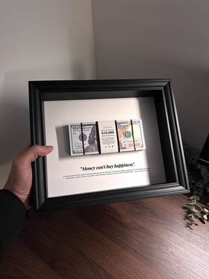 USD Geld Kunstrahmen von FramedCash | ''Money Can't Buy Happiness'' | 10.000 $ Stapel