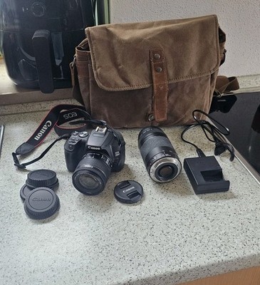 Canon EOS 250d mit Weitwinkelobjektiv und Handbuch