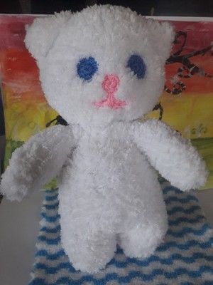 Knitted handmade soft toy made of plush yarn: Wite Cute Cat (8,5 inch)